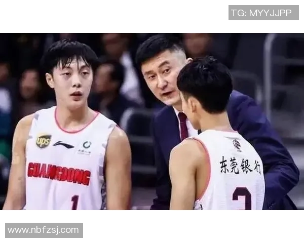 广东宏远集训豪车云集，胡明轩驾帕拉梅拉杜锋开问界